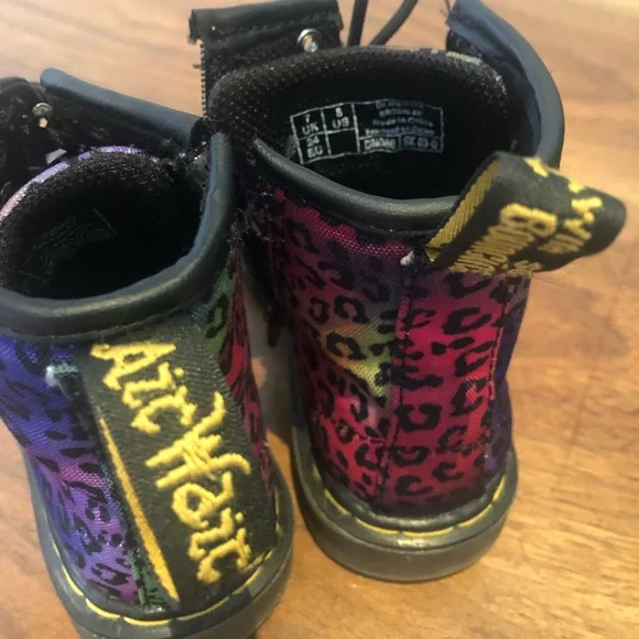 Kids Dr Martens boots with rainbow leopard print - Picture 2 of 4